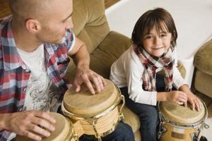 Lezioni del tamburo di Christian bambino