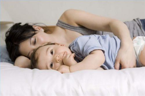 Come condividere in modo sicuro il tuo letto con il tuo bambino