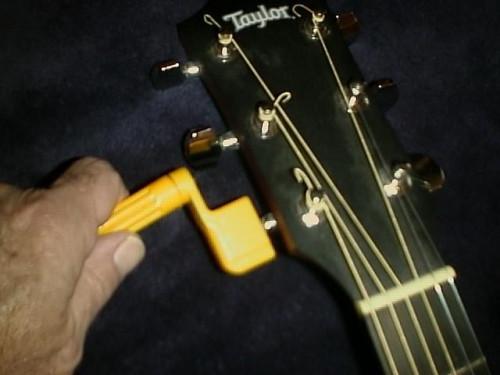 Come stringa & accordare una chitarra acustica
