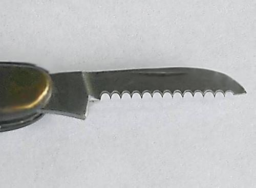 Come aggiungere dentellature a un coltello da tasca