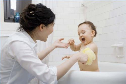 Come lavare i capelli di un bambino