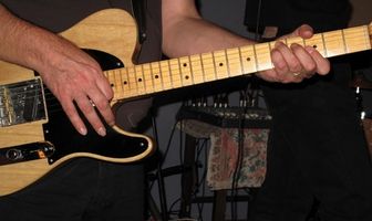 Come fare la chitarra stringhe slick con lucido per mobili