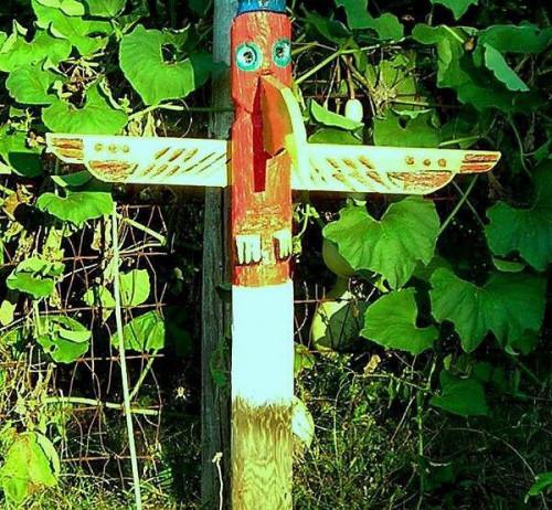 Come costruire un palo di Totem di cortile stile del nativo americano