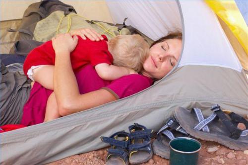 Come convincere il vostro bambino ad addormentarsi in una tenda
