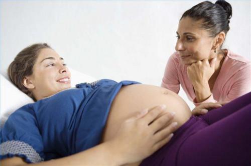 Come controllare gonfiore durante la gravidanza
