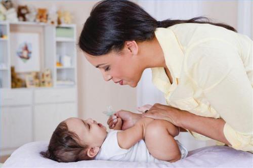 Come prendersi cura di un neonato o un bambino bambino adottivo