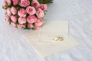 Il galateo per "nessun regalo, per favore" su inviti di nozze