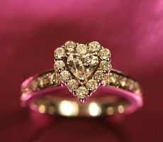 Dove una persona può progettare un anello di fidanzamento?