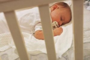 Come convincere il vostro bambino a dormire nella sua culla