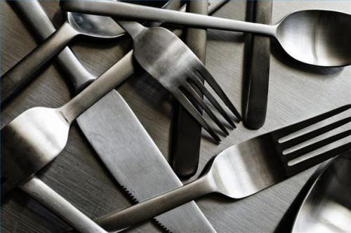 Come fare una forchetta e cucchiaio sembrano sfidare la gravità