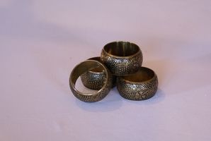Come raccogliere anelli portatovaglioli in argento Sterling