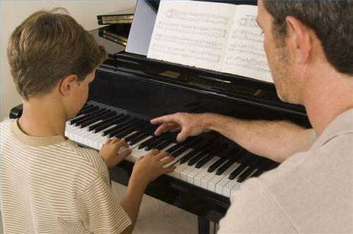 Come selezionare un insegnante di pianoforte
