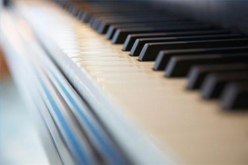 Come giocare B pianamente il maggiore al pianoforte